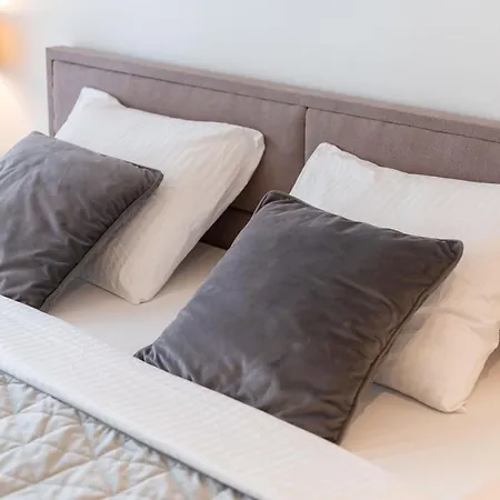 Lovely - Waterfront - Free Parking Apartman Belgrád